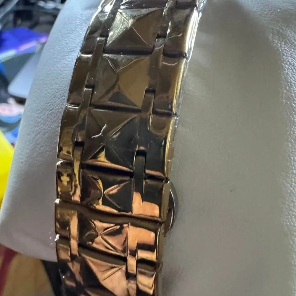 Invicta 69019 gold